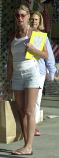 Faith Hill feet photo thumbnail
