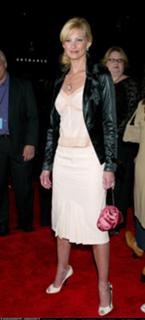 Faith Hill feet photo thumbnail