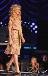 Faith Hill feet photo thumbnail