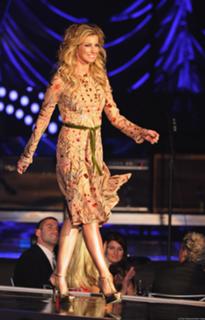 Faith Hill feet photo thumbnail