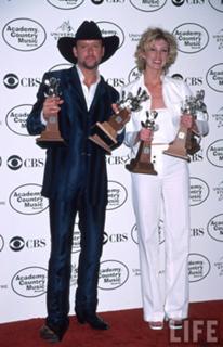 Faith Hill feet photo thumbnail
