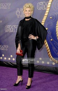 Faith Hill feet photo thumbnail
