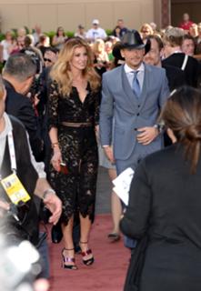 Faith Hill feet photo thumbnail