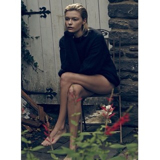 Farah Holt feet photo 3