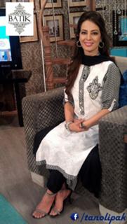 Farah Hussain feet photo 2