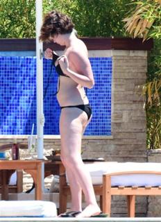 Farah Zeynep Abdullah feet photo 20