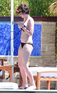 Farah Zeynep Abdullah feet photo 19