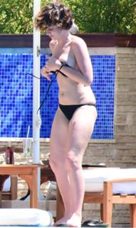Farah Zeynep Abdullah feet photo 18