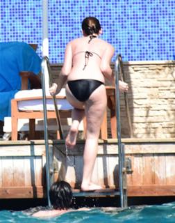 Farah Zeynep Abdullah feet photo 10