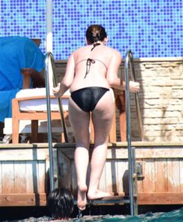 Farah Zeynep Abdullah feet photo 9
