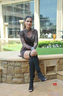 Fatima Sana Shaikh feet photo thumbnail