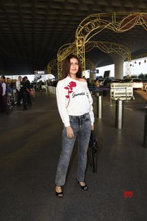 Fatima Sana Shaikh feet photo 11