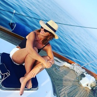 Faustine Bollaert feet photo thumbnail