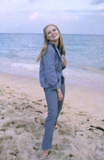 Faye Dunaway feet photo thumbnail