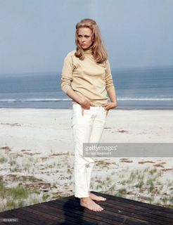 Faye Dunaway feet photo thumbnail