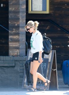 Faye Marsay feet photo thumbnail