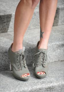 Fearne Cotton feet photo thumbnail