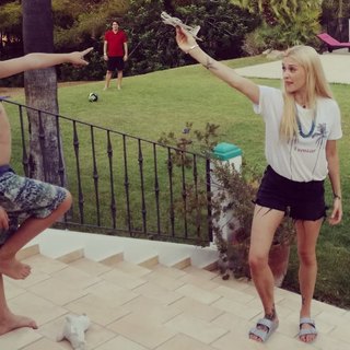 Fearne Cotton feet photo thumbnail