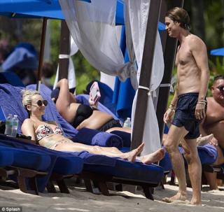 Fearne Cotton feet photo thumbnail
