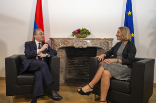 Federica Mogherini feet photo 9
