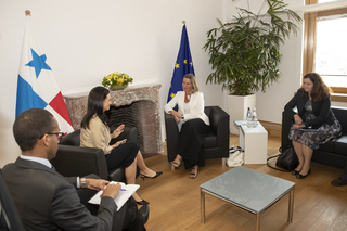 Federica Mogherini feet photo 14
