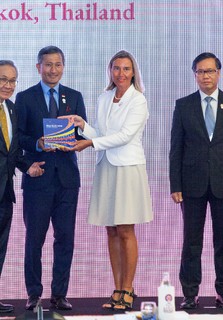 Federica Mogherini feet photo 11
