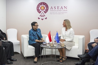 Federica Mogherini feet photo 9