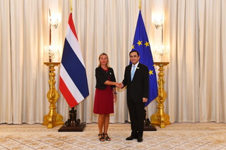 Federica Mogherini feet photo 15