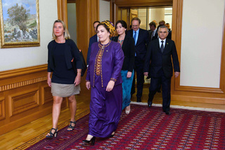 Federica Mogherini feet photo 3