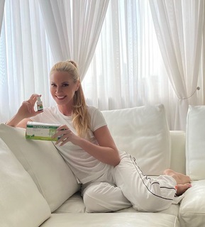 Federica Panicucci feet photo thumbnail