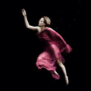 Federica Pellegrini feet photo thumbnail