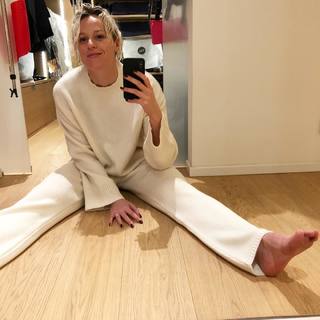 Federica Pellegrini feet photo thumbnail