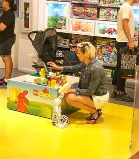 Federica Pellegrini feet photo thumbnail
