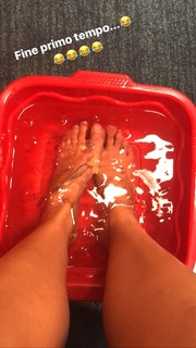 Federica Pellegrini feet photo thumbnail