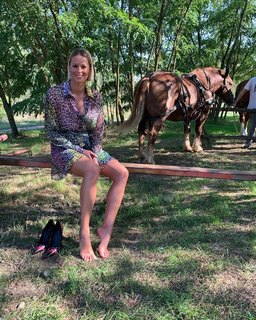 Federica Pellegrini feet photo thumbnail