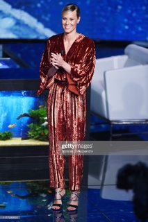 Federica Pellegrini feet photo thumbnail