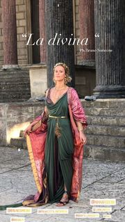 Federica Pellegrini feet photo thumbnail