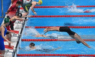 Federica Pellegrini feet photo thumbnail