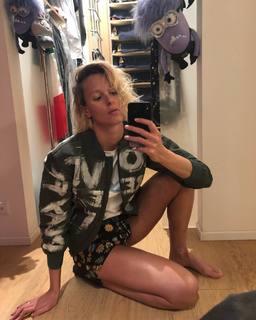 Federica Pellegrini feet photo thumbnail