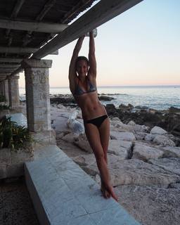 Federica Pellegrini feet photo thumbnail