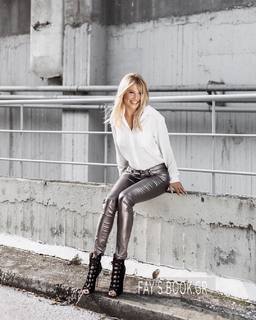 Fei Skorda feet photo thumbnail