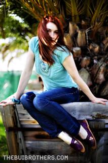 Felicia Day feet photo thumbnail