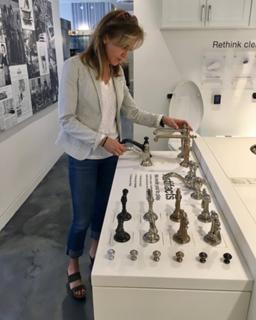 Felicity Huffman feet photo thumbnail