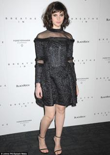 Felicity Jones feet photo thumbnail
