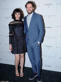 Felicity Jones feet photo thumbnail
