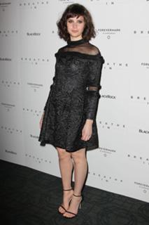 Felicity Jones feet photo thumbnail