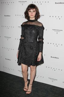 Felicity Jones feet photo thumbnail