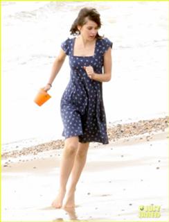 Felicity Jones feet photo thumbnail