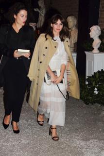 Felicity Jones feet photo thumbnail
