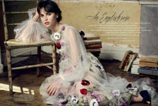 Felicity Jones feet photo thumbnail